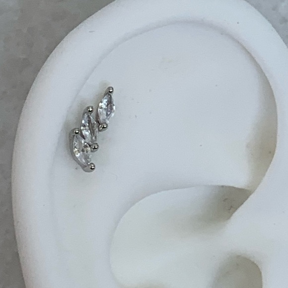 Silver Crystal Leaf Layered Cartilage Earring - Picture 4 of 4